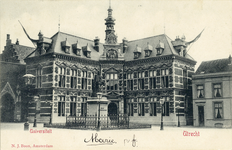 261 Gezicht op het Academiegebouw (Munsterkerkhof 29) te Utrecht met op de voorgrond het standbeeld Jan van Nassau ...